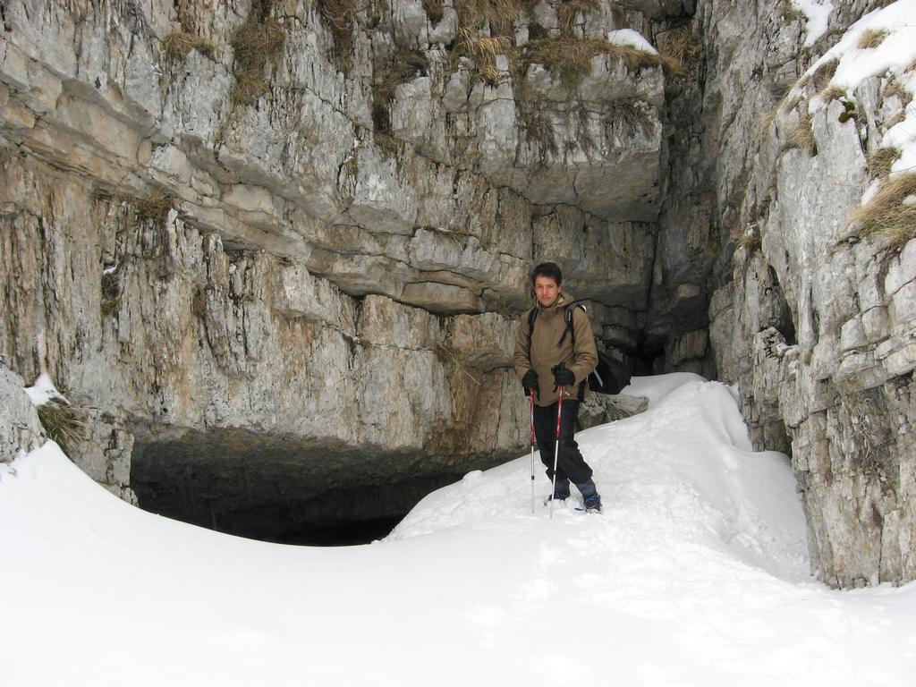 Grotta dell'orso ingresso esterno.jpg