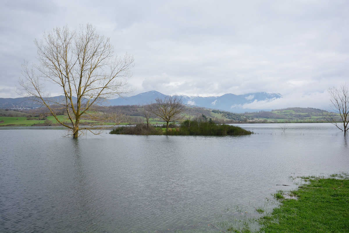 Lago di Canterno (sullo sfondo gli Ernici).jpg