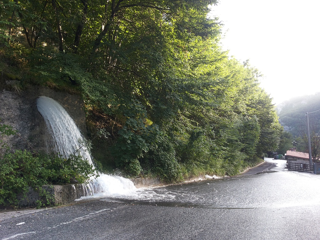 rottura condotta idrica a Ponte dei Santi.jpg