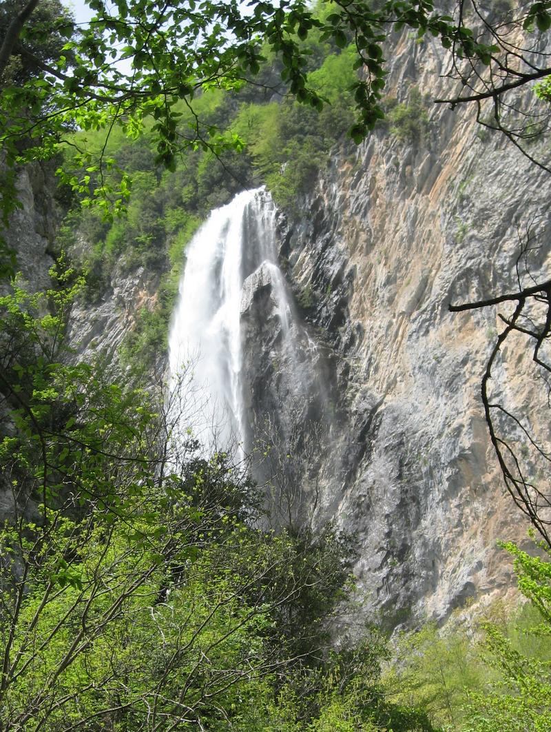 Zompo lo Schioppo cascata particolare web.jpg