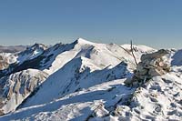 La vetta di monte Ginepro. Sullo sfondo i monti Passeggio e Pizzo Deta