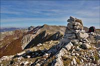 La vetta di monte Ginepro. Sullo sfondo i monti Passeggio e Pizzo Deta