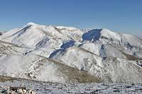 Panorama invernale sulle "Pratelle" - sullo sfondo la cresta Monte Passeggio - Monte Fragata