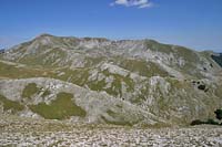 Panorama estivo sulle "Pratelle" - sullo sfondo la cresta Monte Passeggio - Monte Fragata